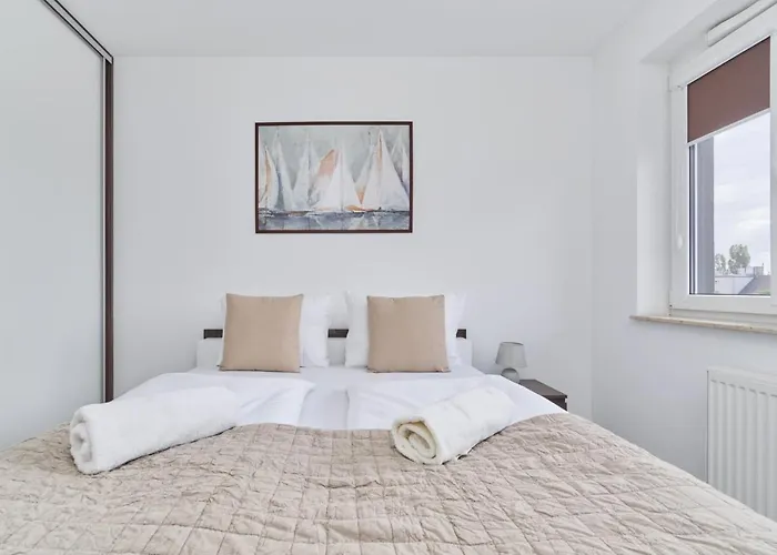 Spacious Apartment Suitable For Remote Work With Balcony & Parking By Noclegi Renters