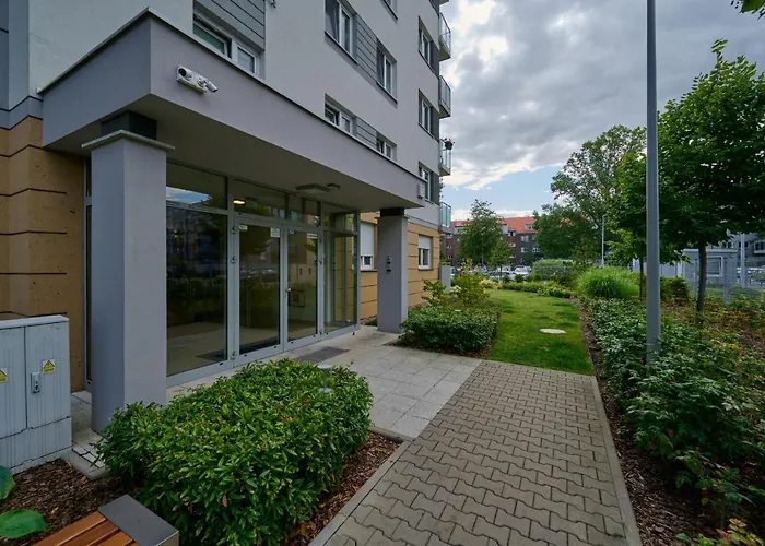 Spacious Apartment Suitable For Remote Work With Balcony & Parking By Noclegi Renters