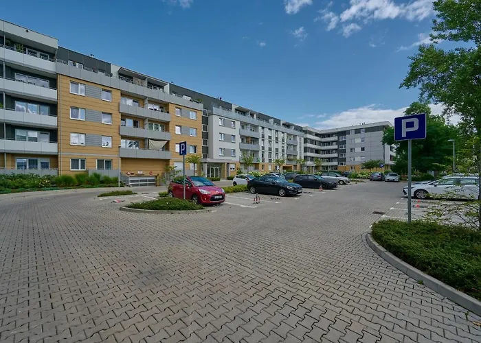 Spacious Apartment Suitable For Remote Work With Balcony & Parking By Noclegi Renters