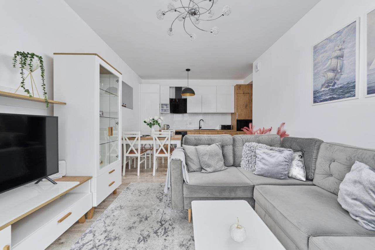 Spacious Suitable For Remote Work With Balcony & Parking By Renters