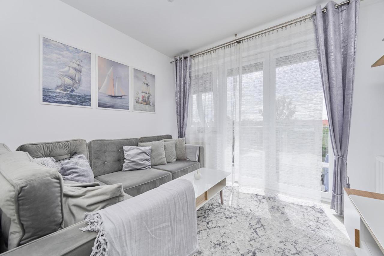 Spacious Suitable For Remote Work With Balcony & Parking By Renters Apartment *