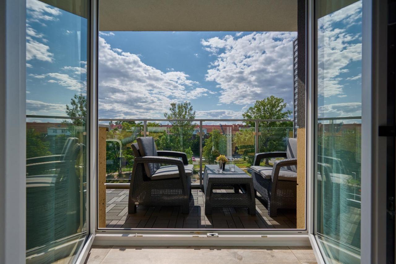 Spacious Suitable For Remote Work With Balcony & Parking By Renters Apartment Wroclaw