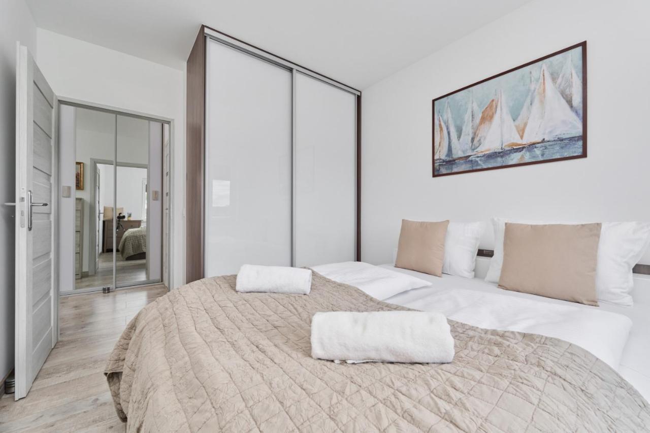 Spacious Suitable For Remote Work With Balcony & Parking By Renters Wroclaw