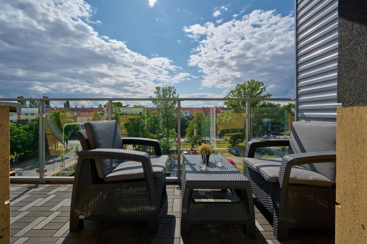 Spacious Suitable For Remote Work With Balcony & Parking By Renters
