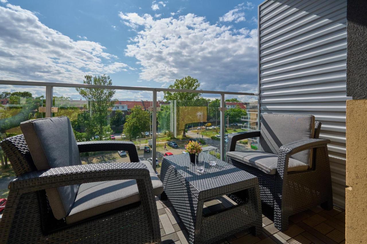 Apartment Spacious Suitable For Remote Work With Balcony & Parking By Renters *