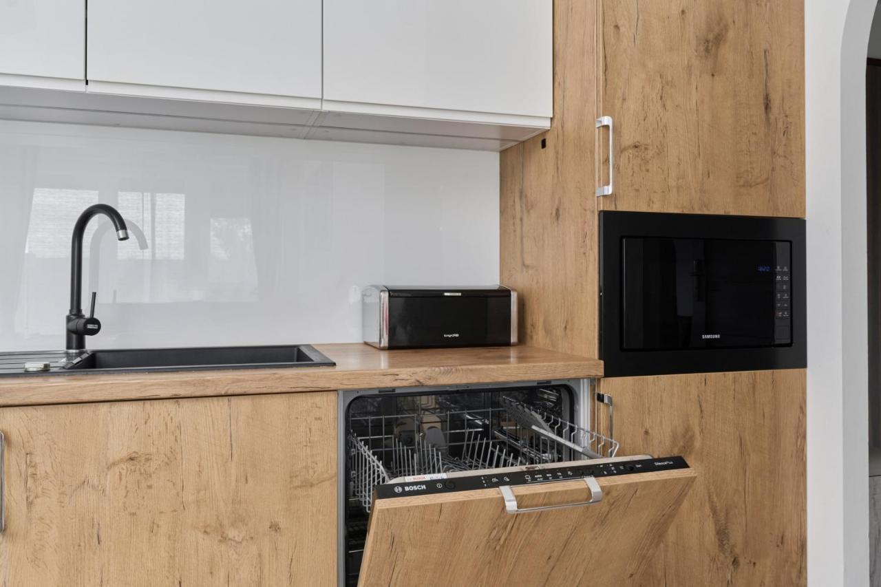 Apartment Spacious Suitable For Remote Work With Balcony & Parking By Renters