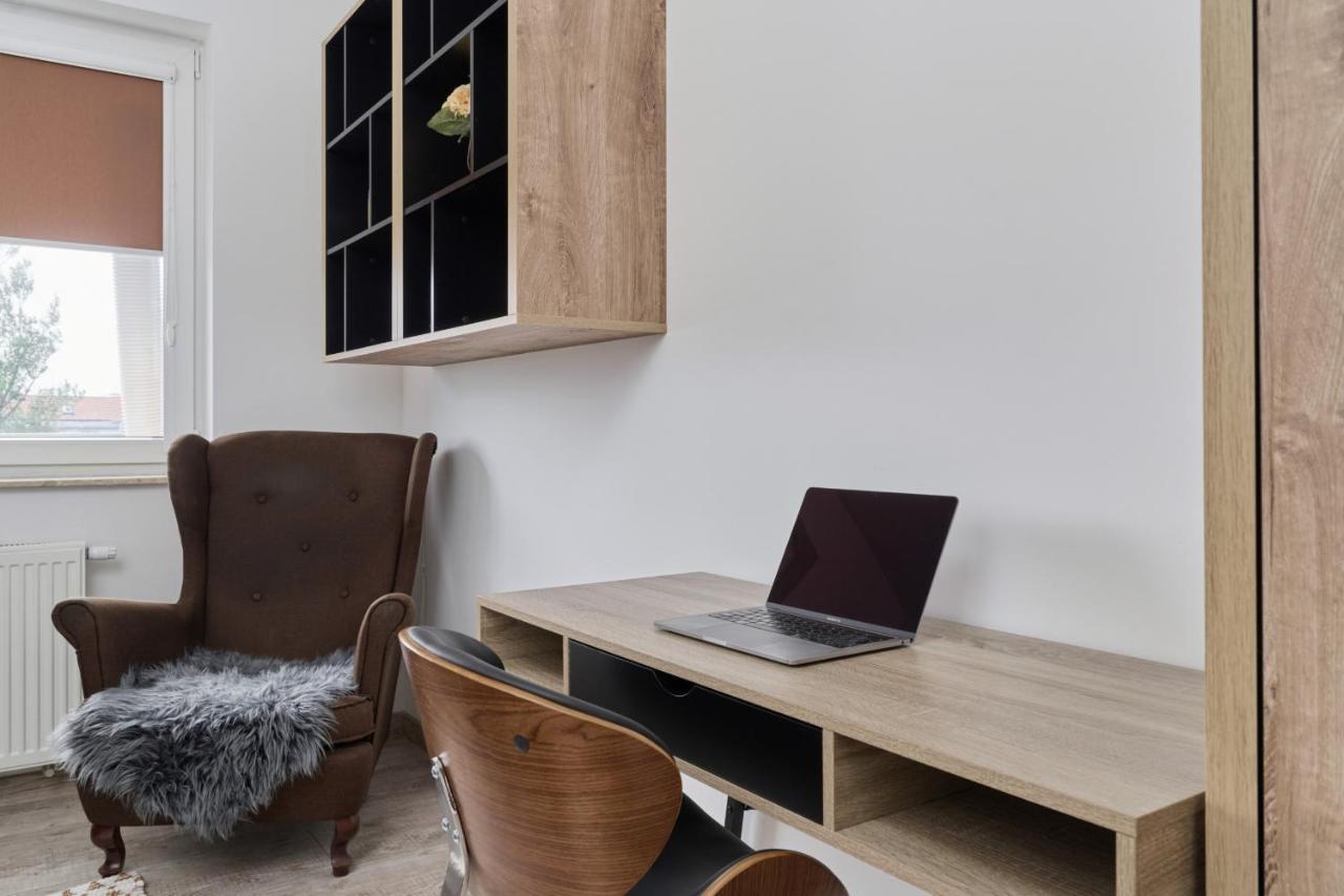 Spacious Suitable For Remote Work With Balcony & Parking By Renters Apartment
