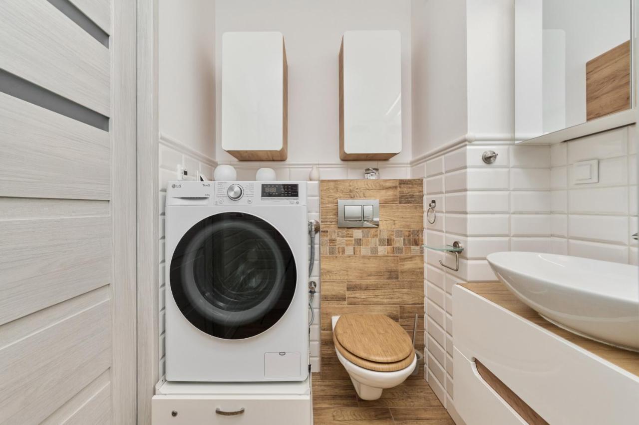 Spacious Suitable For Remote Work With Balcony & Parking By Renters