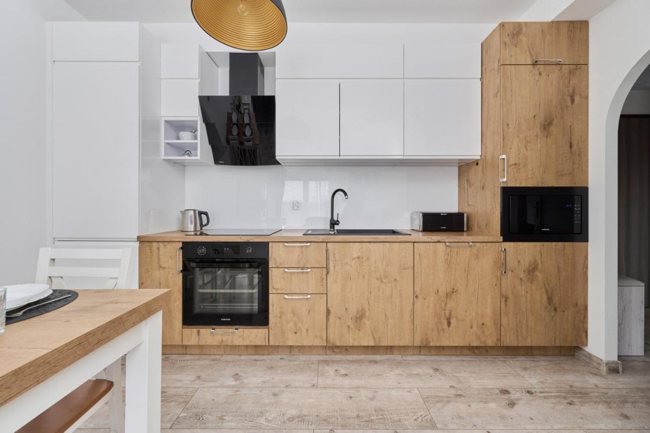 Apartment Spacious Suitable For Remote Work With Balcony & Parking By Renters