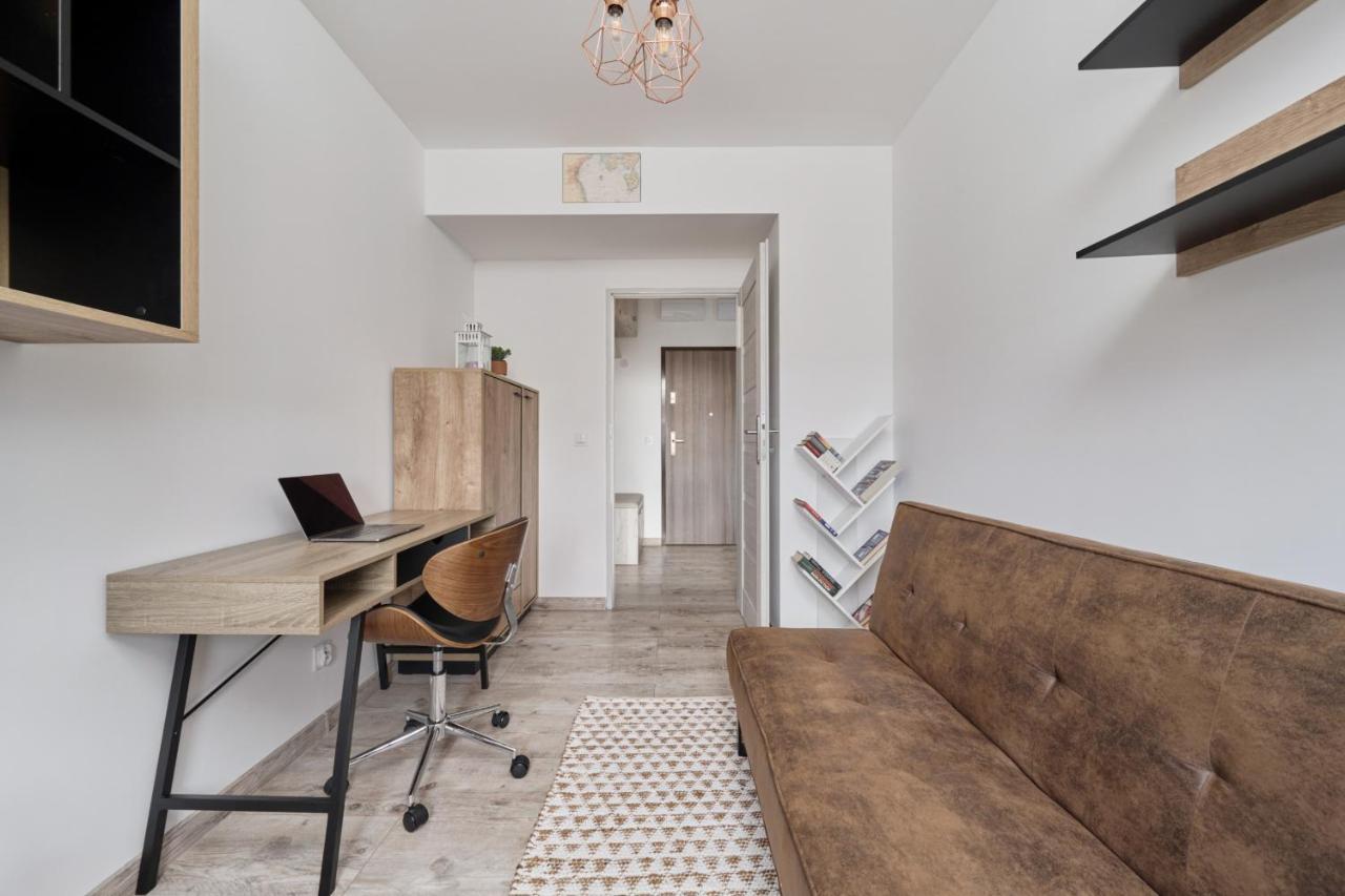 Spacious Suitable For Remote Work With Balcony & Parking By Renters Apartment Wroclaw
