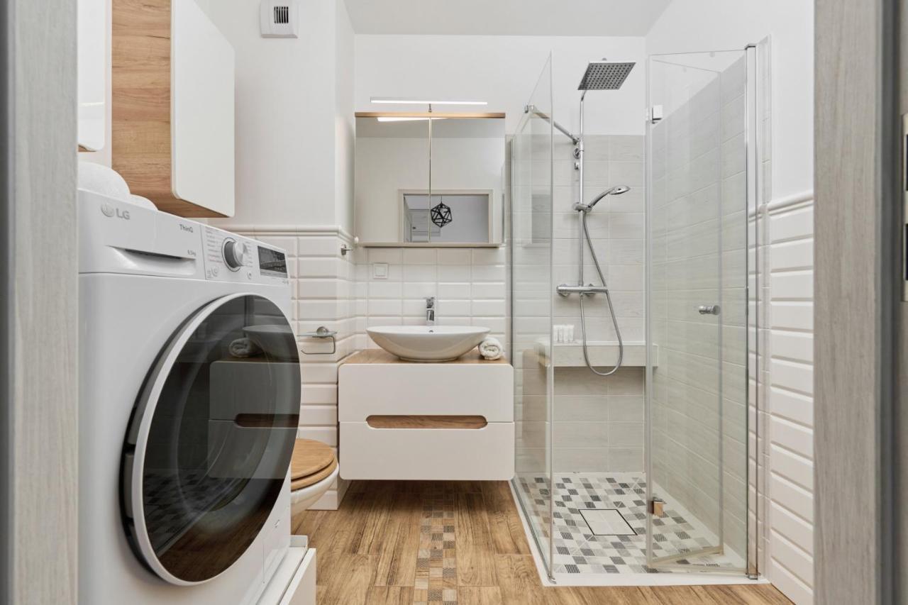 Spacious Suitable For Remote Work With Balcony & Parking By Renters Wroclaw