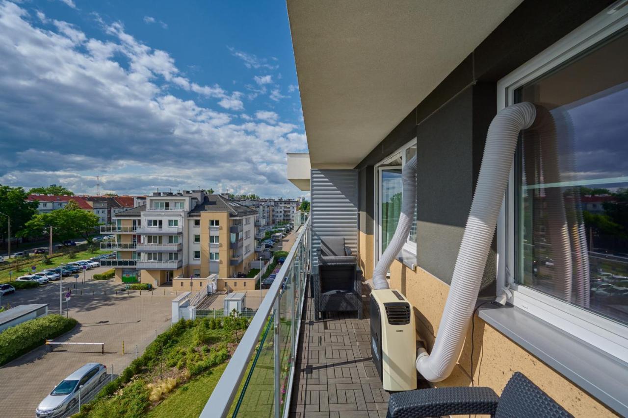 Spacious Suitable For Remote Work With Balcony & Parking By Renters Apartment