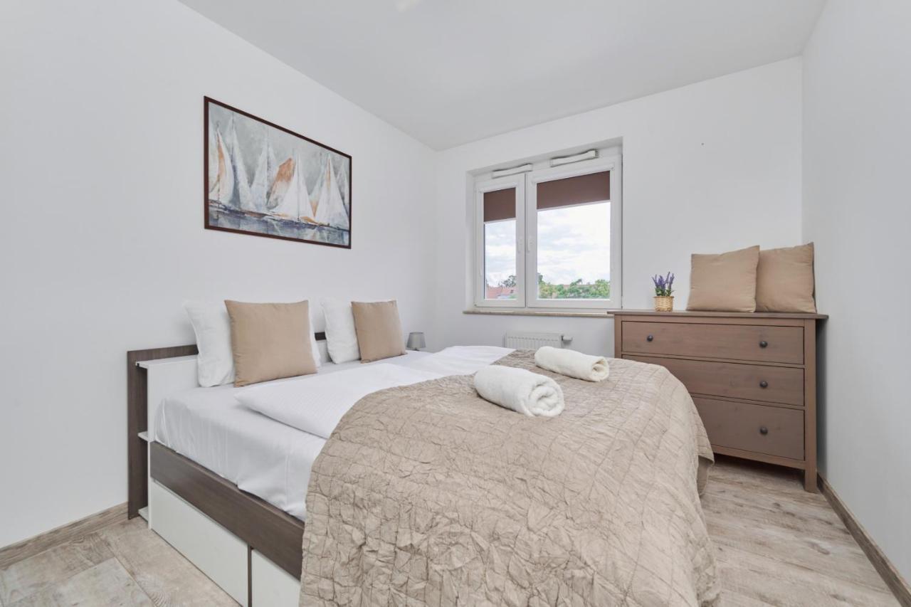 Spacious Suitable For Remote Work With Balcony & Parking By Renters