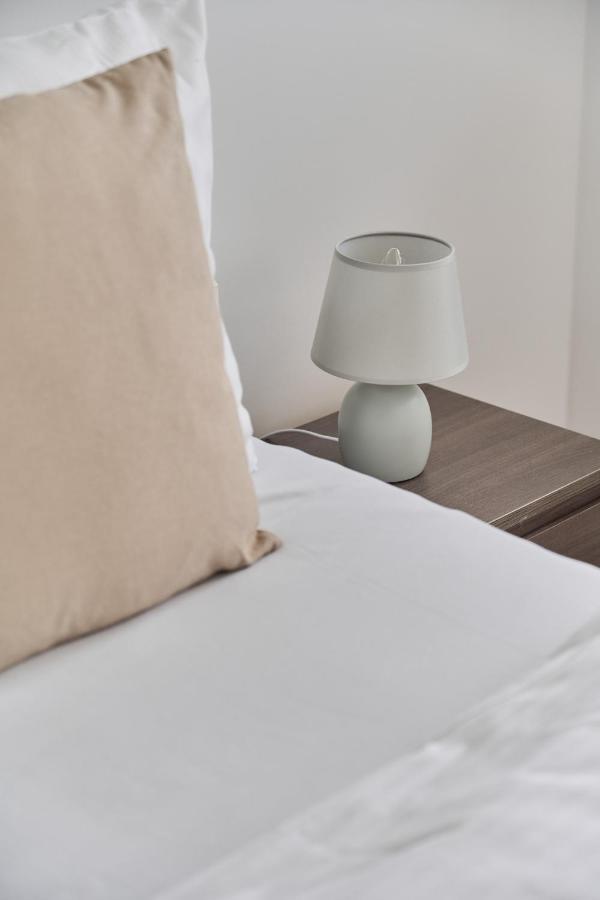 Spacious Suitable For Remote Work With Balcony & Parking By Renters Apartment *