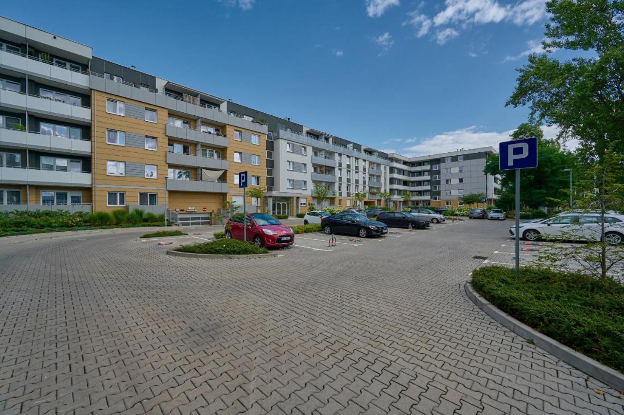 Spacious Suitable For Remote Work With Balcony & Parking By Renters Wroclaw